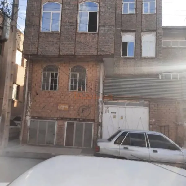 یک باب خانه سه طبقه راه جدا ۹۰متر به فروش میرسد