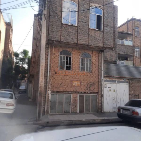 یک باب خانه سه طبقه راه جدا ۹۰متر به فروش میرسد